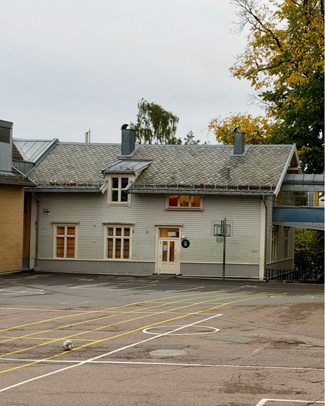 Foto: Anne Dean En bygning med parkeringsplass