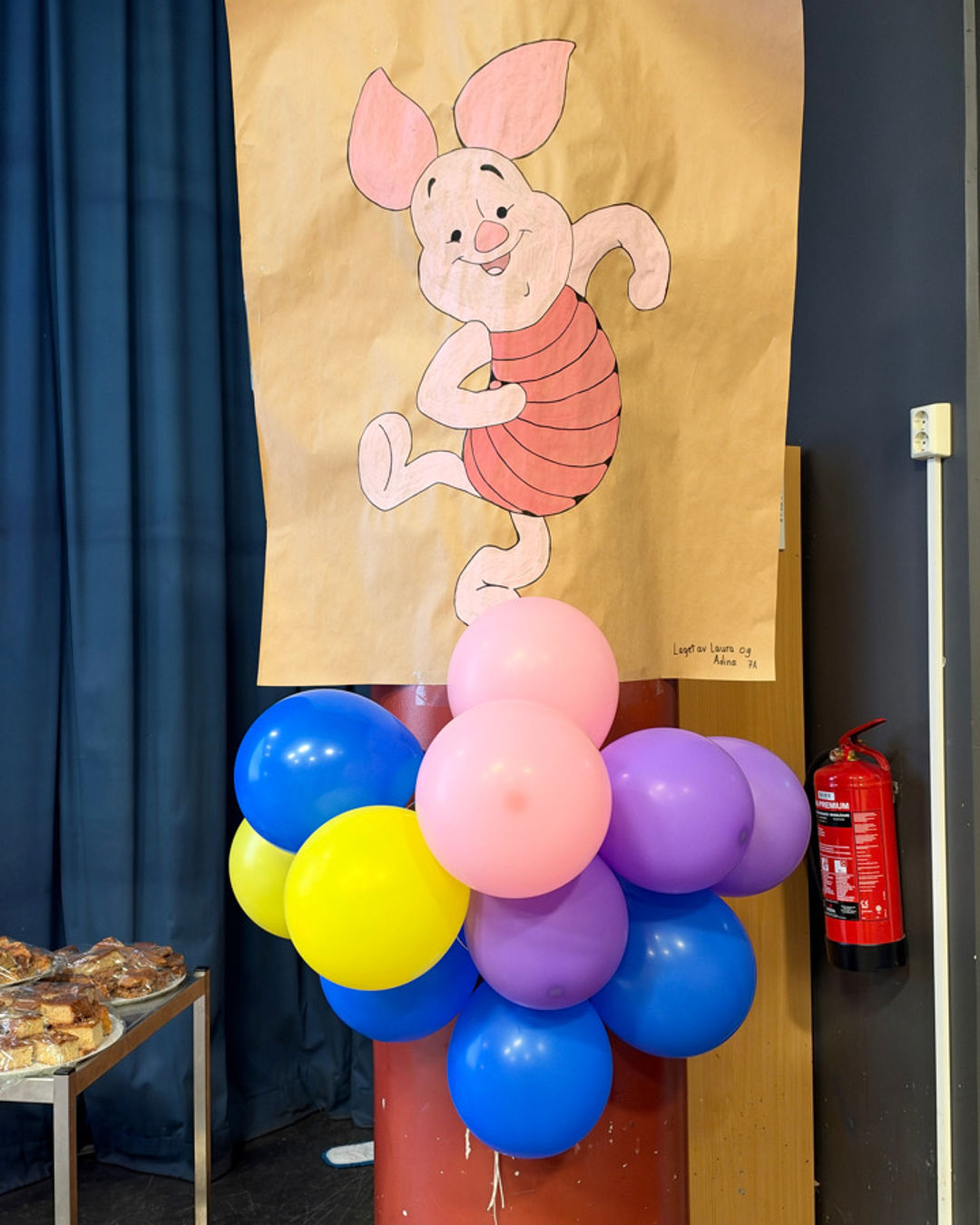 Foto: Anne Dean en plakat av en kanin med ballonger