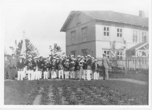 Lilleaker skoles musikkorps foran gamleskolen