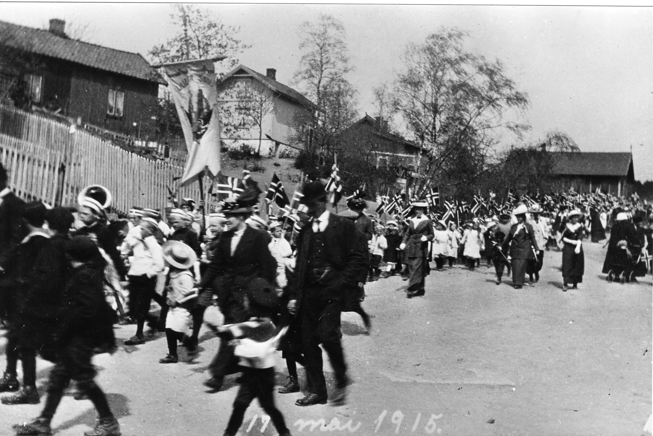 17. mai 1915. Ned Lilleakerveien.