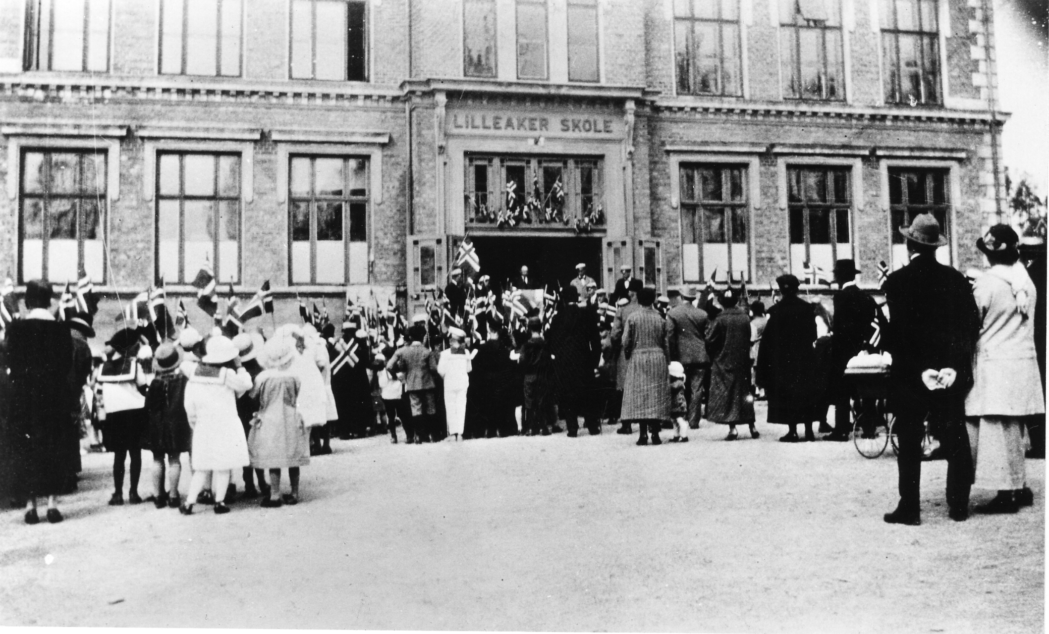 17. mai 1926. Overlærer Smith taler.