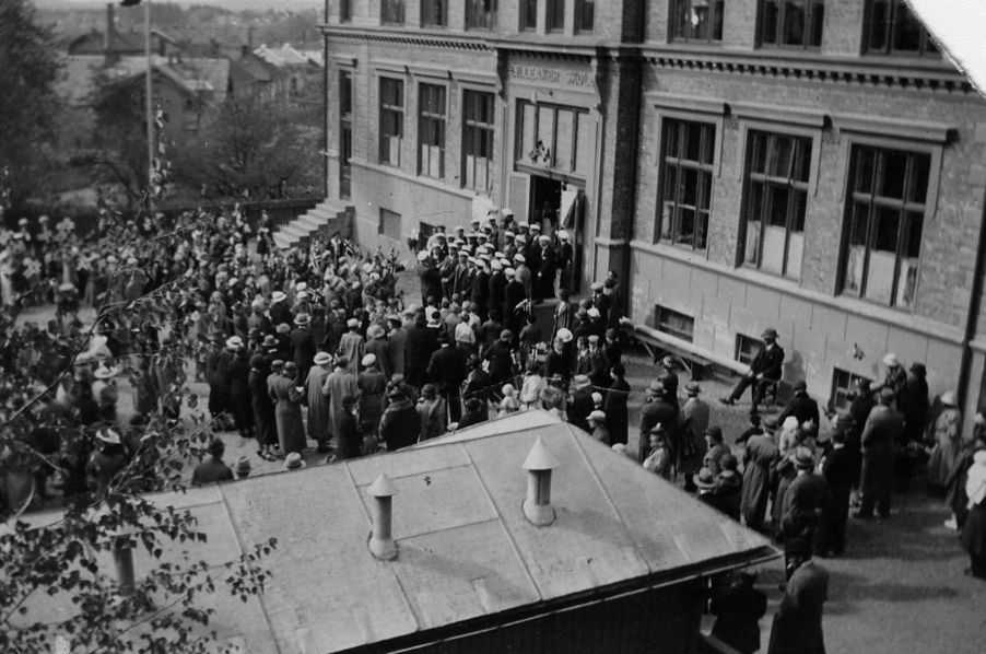 17. mai 1930-tallet (?). Sangforeningen Fram synger. 17. mai 1930-tallet (?). Sangforeningen Fram synger.