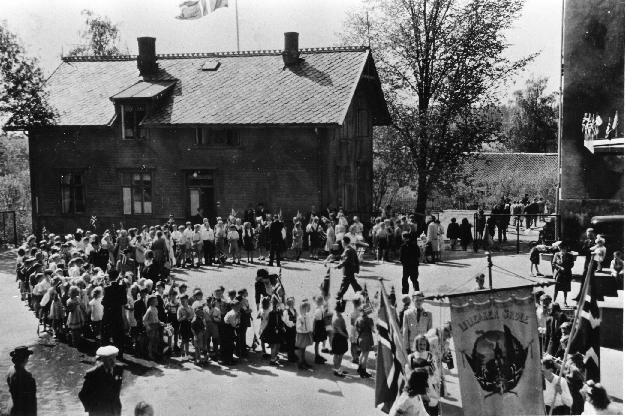 17. mai 1946. Vi ser enda kamuflasjefargen på vaktmesterboligen.
