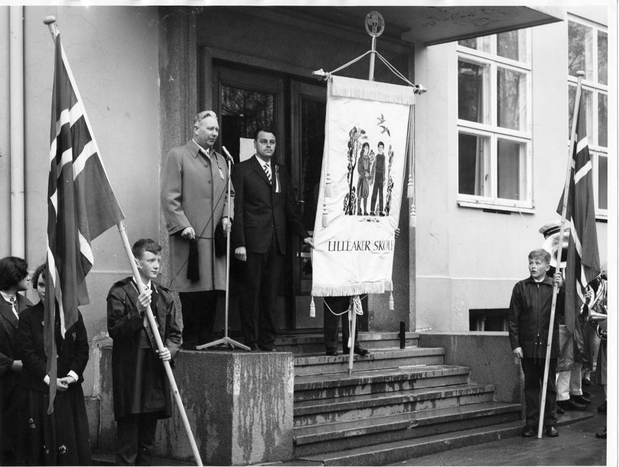 17. mai 1963. Rektor Jan Strand innvier Lilleaker skoles nye fane. 17. mai 1963. Rektor Jan Strand innvier Lilleaker skoles nye fane.