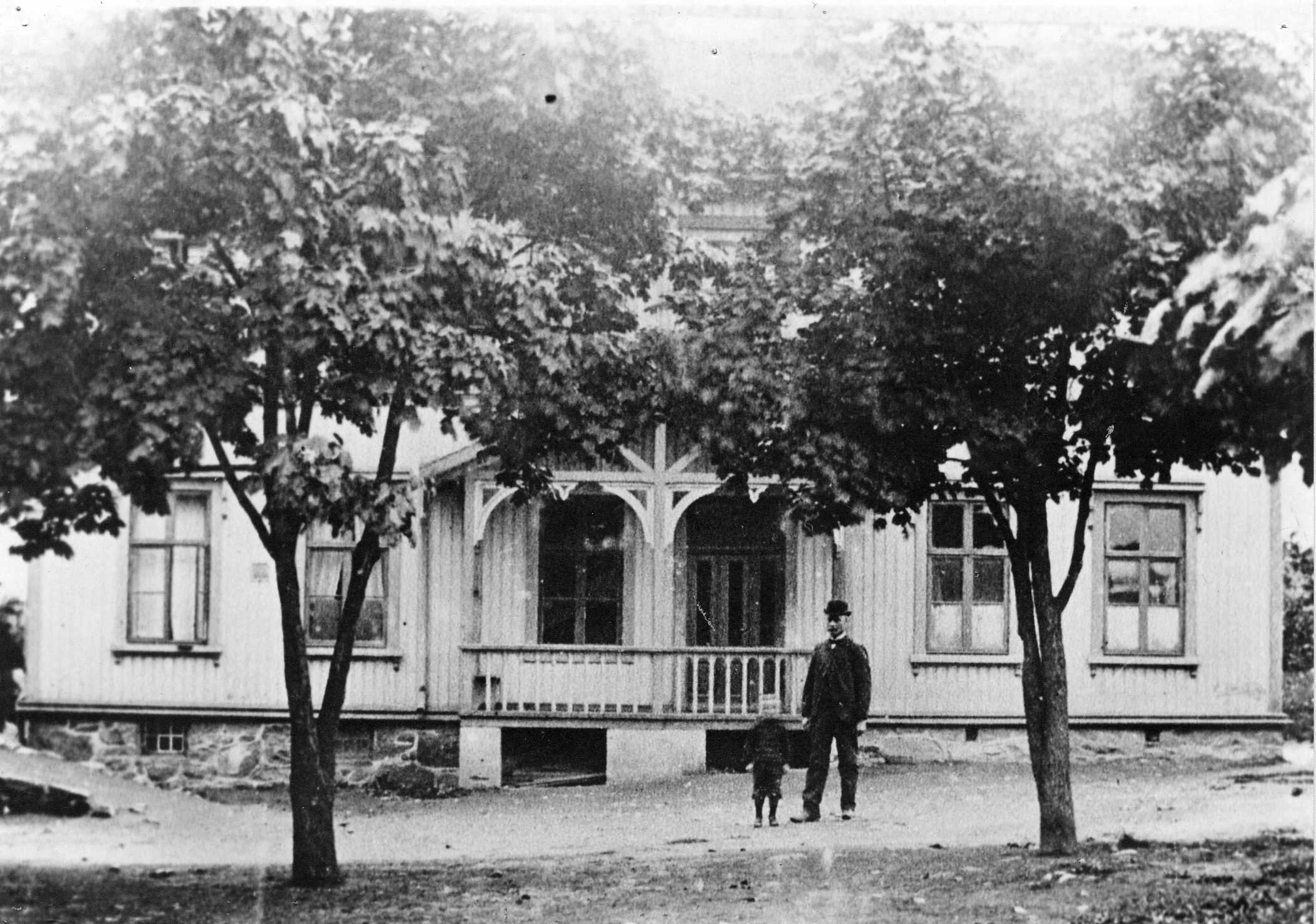 Gamleskolen 1908 med far og sønn Jakob Vaage